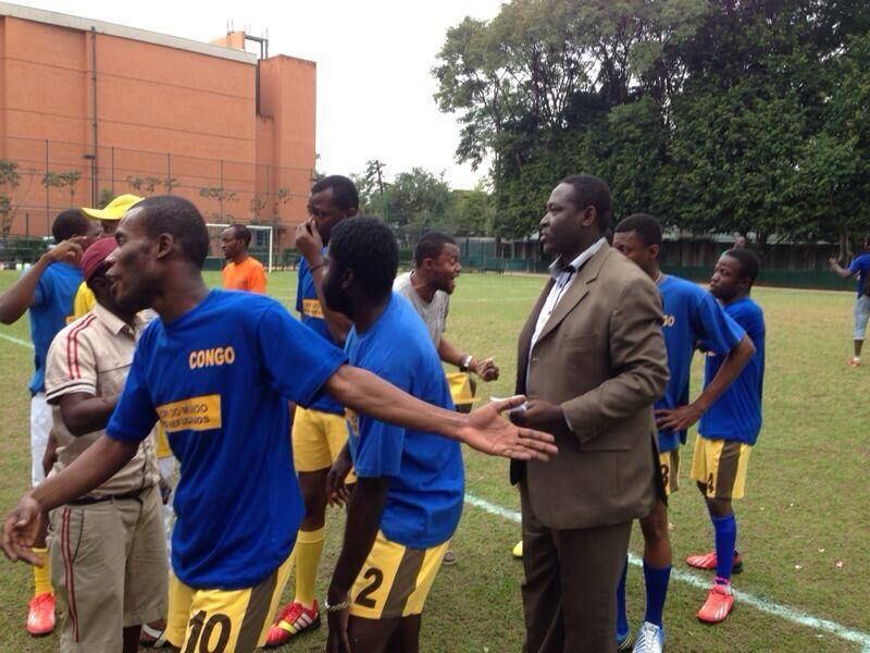 Omana Kasongo, ou "Fufu", de 48 anos, não jogou mas ficou na lateral orientando o time. Quando questionado, ele não hesitou: "Sou o técnico do time".
Sem dúvida, o terno de Omana garantiu um ar "oficial" ao congolês