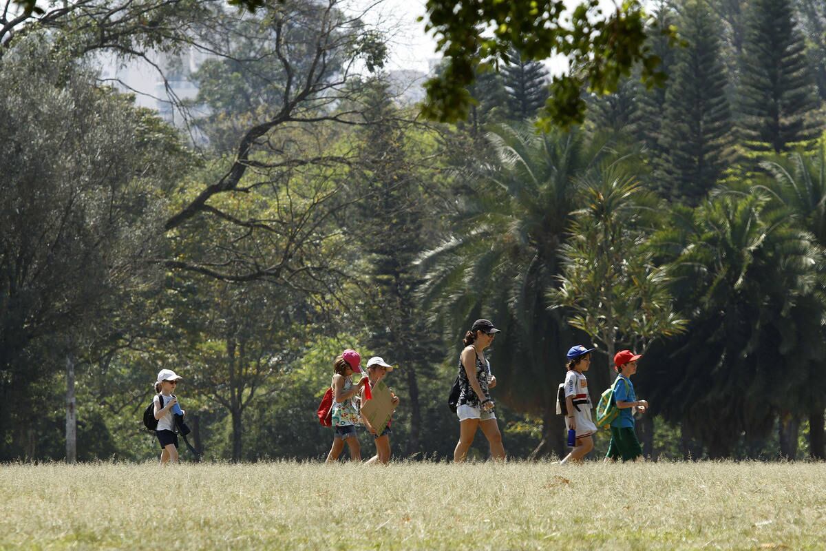 O clima quente e seco fez com que muitas pessoas aproveitassem o dia para passear ao ar livre