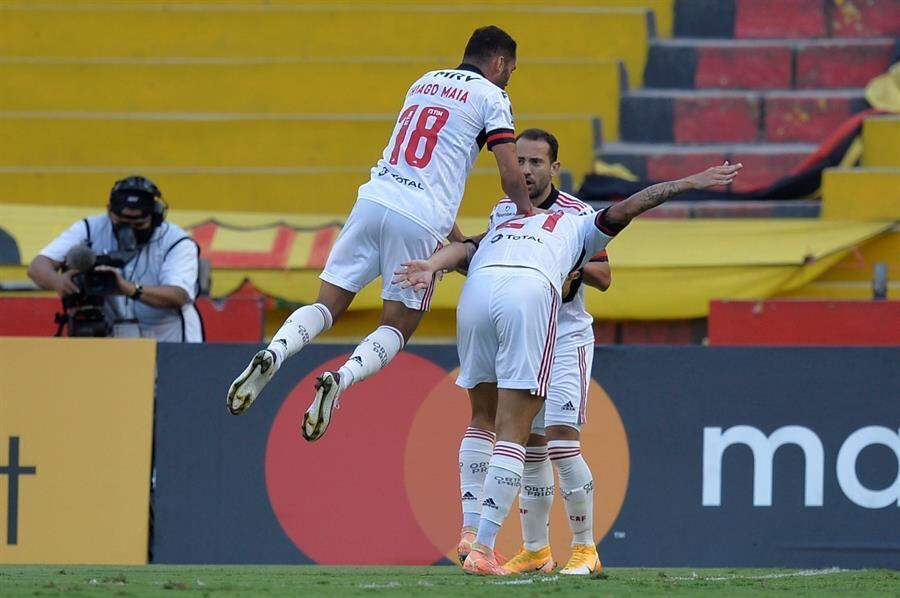 Everton Ribeiro, Pedro e Thiago Maia comemoram gol do Flamengo