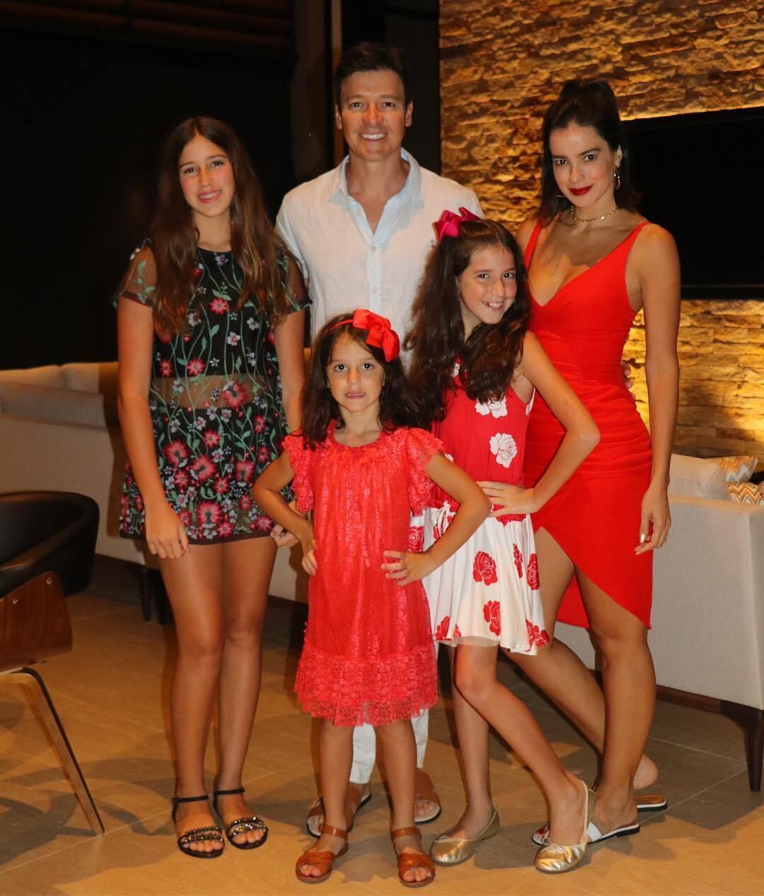 Vera Viel mostrou aos seguidores a foto da família pronta para a celebração, ao lado do marido, o apresentador Rodrigo Faro, do Programa do Faro, e das filhas Clara, Maria e Helena 