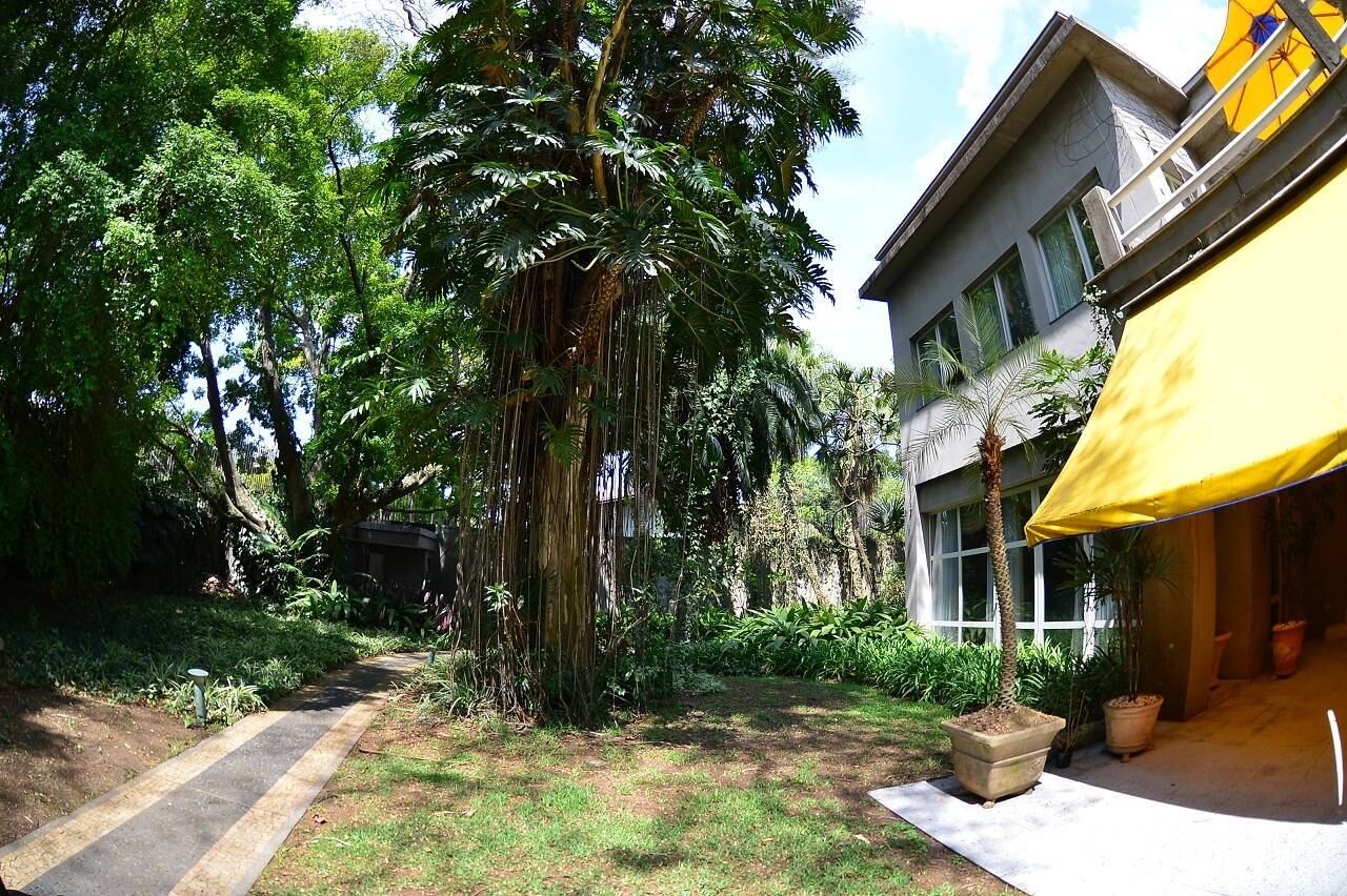 Manter uma propriedade dessas exige que o dono tenha cacife. Só de IPTU, são R$ 130 mil por ano, tirando despesas como os seis funcionários fixos, a conta de luz de R$ 1.500 por mês e outros inúmeros gastos com manutenção 