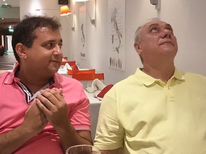 Brincando com o amigo, que se recusa a olhar pra foto, escreveu: "Eu sofro...o que o Marcelo está olhando?"
+ Assista aos destaques do último domingo (1º)!
+ Aproveite e confira as matérias do programa Domingo Show
+ Já curtiu a página do Domingo Show no Facebook? É só clicar!
+ Siga o Domingo Show no Twitter e receba conteúdos exclusivos!