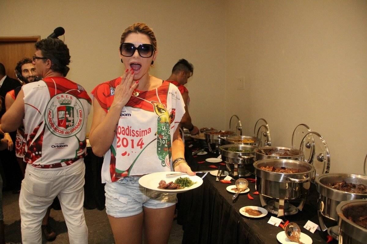 Antonia Fontenelle aproveitou! Ela se esbaldou com a feijoada oferecida pela Grande Rio