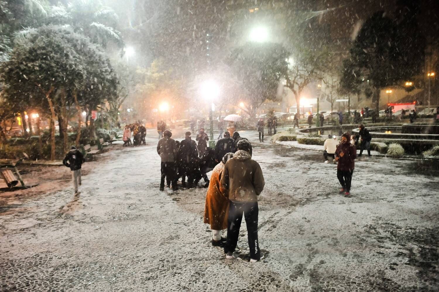 Amanhecer com registro de neve na cidade de Caxias do Sul, no Rio Grande do Sul, na quinta-feira (29)