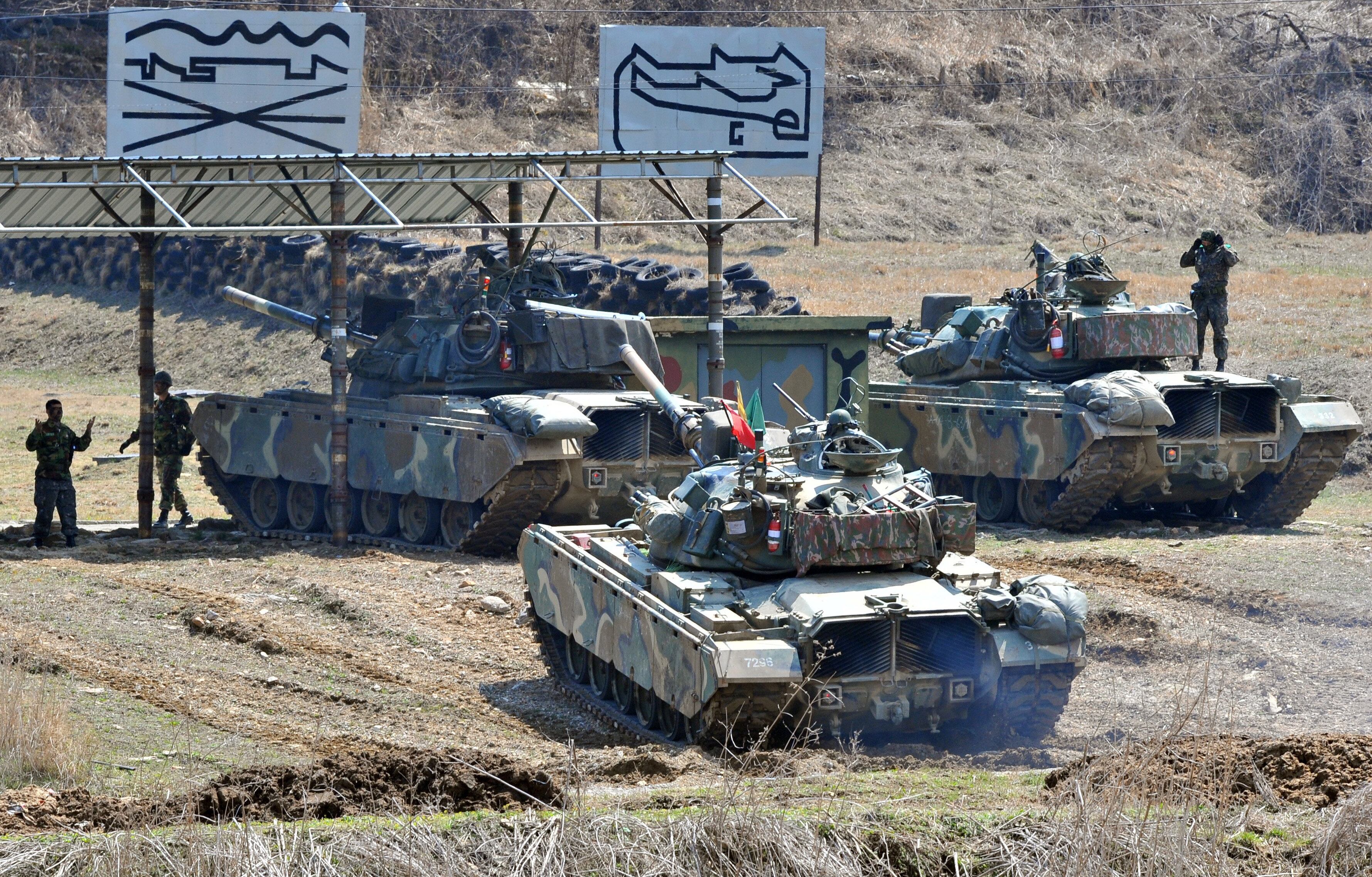 Tanques do Exército sul-coreano se movimentam em campo de tiro da cidade de Paju, na Coreia do Sul. País se prepara contra um possível ataque da Coreia do Norte, que já declarou estado de guerra. Leia mais
