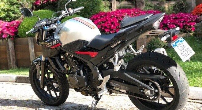 perfil traseiro com destaque para o suporte da placa suspenso e o conjunto ótico em LED atrás