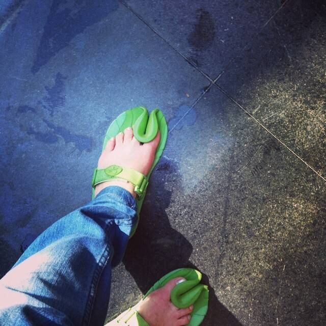 Agora, se a temperatura sobe ela aposta em calçados abertos. Com esse, que é como ter uma vitória-régia aos pés, ela fez um estrondo no instagram: um monte de gente quis saber onde comprou, para adquirir também. Resposta: foi presente vindo de Londres