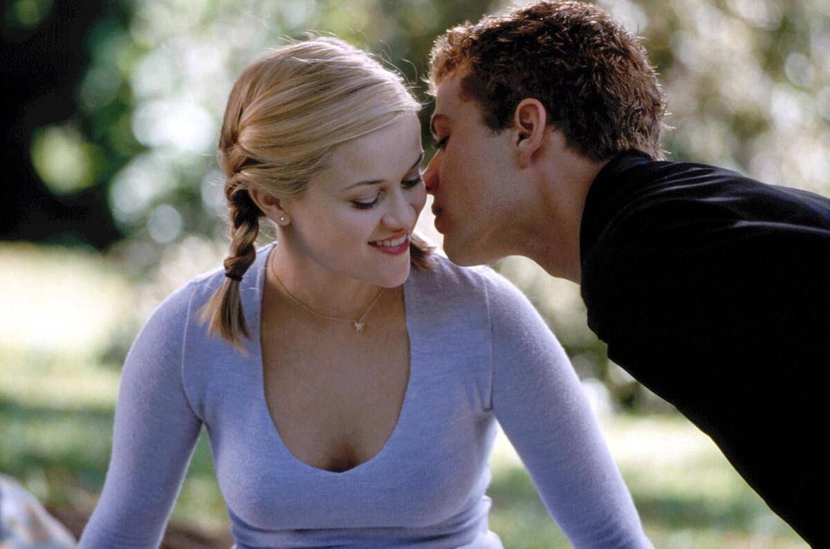 Uma curiosidade sobre Segundas Intenções é que foi ali que Reese Witherspoon e Ryan Phillippe começaram a namorarar. O casal teve dois filhos e ficou junto por alguns anos, mas depois se separaram. No filme, o personagem de Ryan apostava com a irmã, vivida por Sarah Michelle Gellar, que conseguiria levar a personagem de Reese para a cama