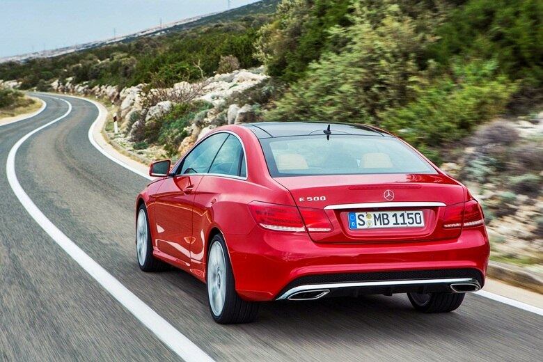 A carroceria de ambos também muda sutilmente em relação ao sedã. O E250 Turbo Coupé tem apenas duas porta e a linha do teto faz um arco acentuado. Já o E350 Cabriolet não tem teto e usa uma capota retrátil de tecido

VEJA TAMBÉM

> Lamborghini roxo que brilha no escuro é apreendido novamente pela polícia

> Diretor de 'Transformers' revela primeiras imagens do novo Chevrolet Camaro

Quer saber tudo sobre carros? Acesse R7.com/carros
