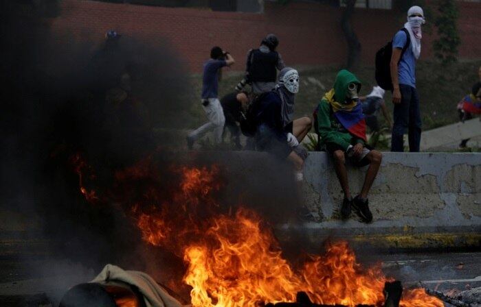 As manifestações contra Maduro se iniciaram com mais intensidade em 4 de abril e, além dos mortos, registraram centenas de feridos e prisões de protestantes. A oposição se revolta contra a crise econômica e política que assola o país e pede novas eleições, enquanto o governo acusa os grupos oposicionistas de semearem o "ódio" entre os cidadãos