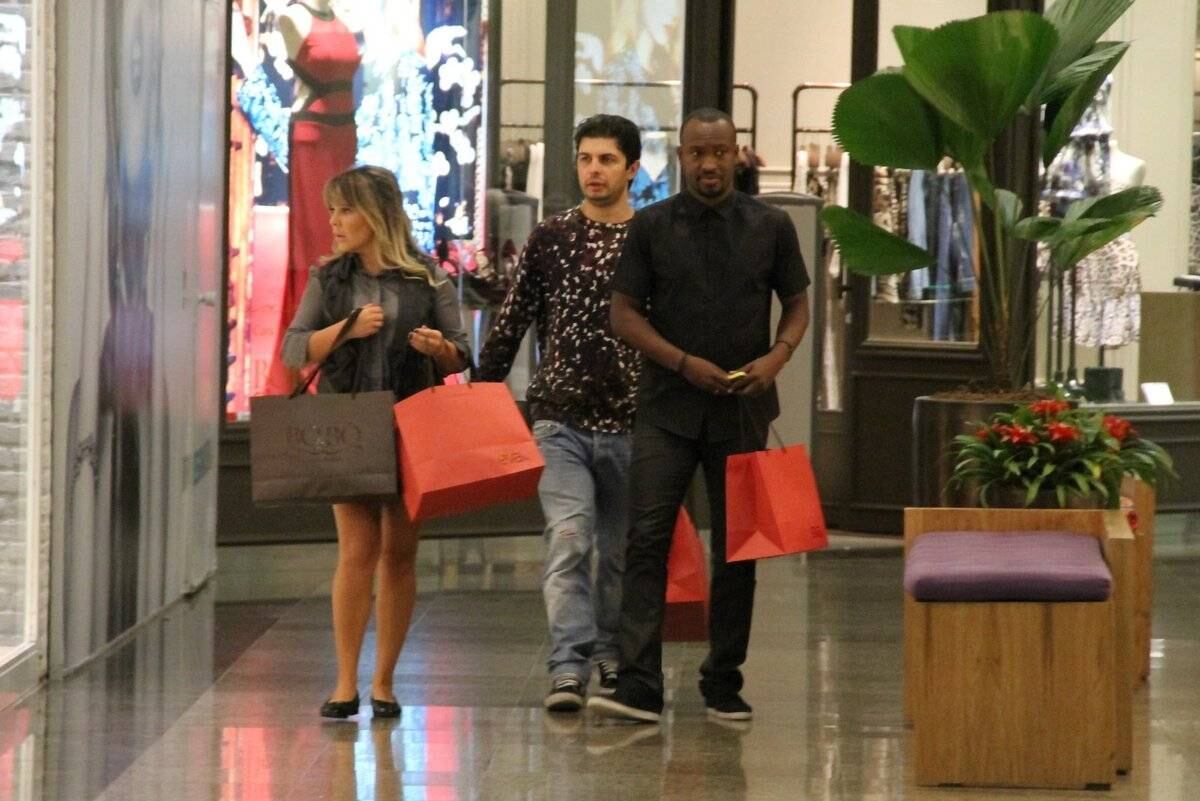 Os noivinhos Fernanda Souza e Thiaguinho reservaram a quarta-feira (27) para fazerem comprinhas. O casal foi fotografado cheio de sacolas nas mãos, em um shopping do Rio de Janeiro