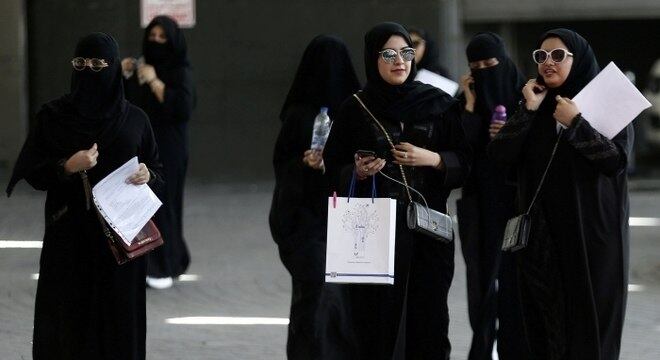 Mulheres sauditas poderão tirar passaporte e sair do país