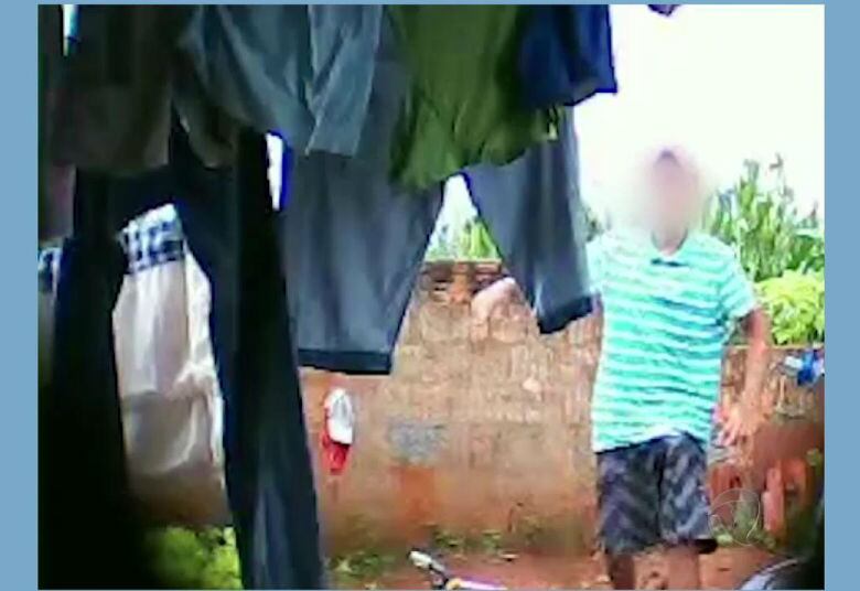 Logo após entrar no terreno, o ladrão olha para os dois
lados antes de se aproximar do varal. Ele anda devagar para não chamar atenção
+ Quer ver tudo o que rolou no Cidade Alerta? Veja a íntegra no R7 Play