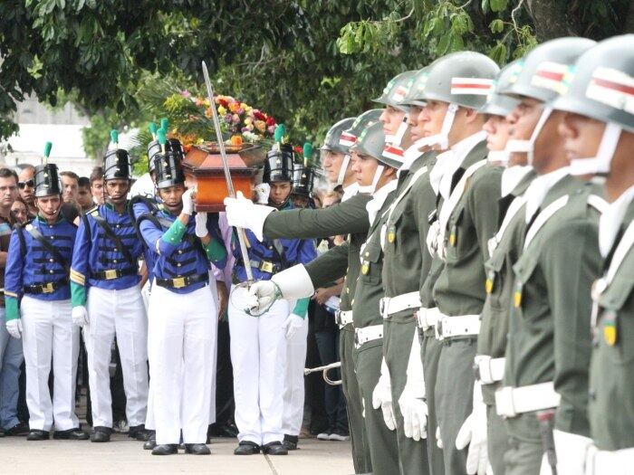 A capitã do Exército Daniele de Mattos, uma das mortas do Rio do incêndio da boate Kiss, em Santa Maria (RS), foi sepultada na quarta-feira (30), no cemitério de Inhaúma, na zona norte da capital fluminense. Ela deixa uma filha de 14 anos, Ana Clara (foto). Leia mais