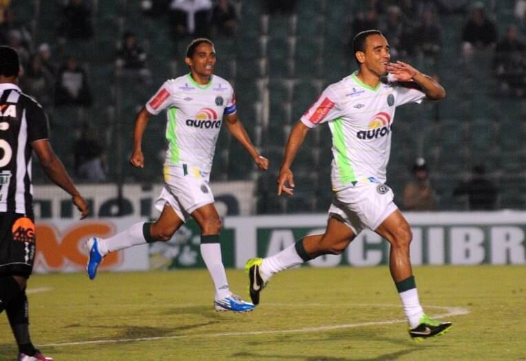 A Chapecoense surpreendeu na Série B deste ano, garantiu o acesso à elite do futebol nacional e o vice-campeonato da competição. Um dos responsáveis por esta bela campanha foi o volante de 33 anos, Wanderson, que jogou nada menos que 35 partidas das 38 da Segunda Divisão marcando apenas dois gols que, com certeza, tiveram sua importância 