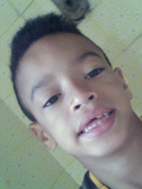 Dentro da casa, a polícia encontrou um rastro de sangue da
sala até a rua, o que leva a crer que o tiro aconteceu na parte de cima do
imóvel. Nenhuma arma foi encontrada, mas o tiro que matou Wellington é,
aparentemente, de um revólver calibre 38. A morte da criança foi registrada no
14º Distrito Policial — Pinheiros