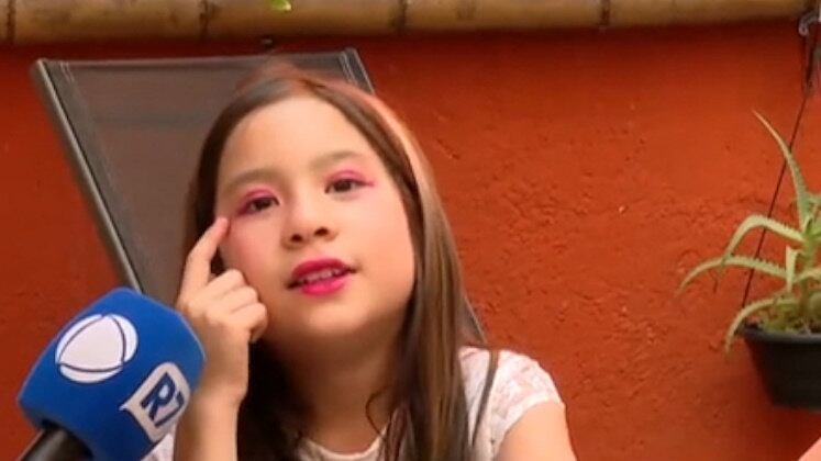 Luiza, de 9 anos, também tem o hábito de usar maquiagem, mas somente com a supervisão da mãe, Ana Maria Matsunaga. Antes de ir para o rosto da criança, a responsável verifica se o produto pode ser realmente utilizado pela filha