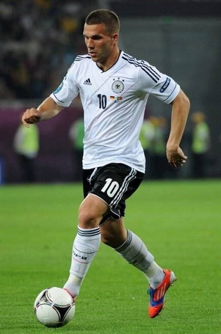 Lucas Podolski já foi a principal estrela da Alemanha, mas caiu de produção e hoje é banco no time que chega como favorito no Brasil. Mesmo no banco, o atacante pode ser decisivo em jogos truncados e se tornar o principal jogador do Mundial. Futebol o jogador tem...