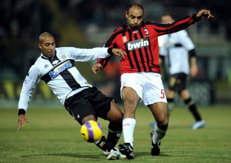 Após rápida passagem pelo Real Madrid, o ex-volante Emerson chegava ao seu terceiro clube na Itália: o Milan. Entre 2007 e 2009, o jogador disputou 35 partidas pelo rossonero, conquistando a Supercopa Européia (2007) e o Mundial de Clubes da FIFA (2007) (Foto: FILIPPO MONTEFORTE / AFP)