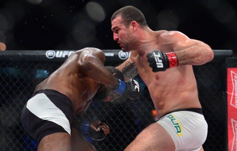 Em luta decidida pelos jurados, o brasileiro Maurício Shogun venceu por pontos o americano Corey Anderson. A decisão foi dividida, mas acabou pendendo para o brasileiro. Natural de Curitiba, Shogun, ex-campeão dos meio-pesados teve uma luta dura, mas que foi compensada pelo apoio intenso recebido pelo público e a vitória no final