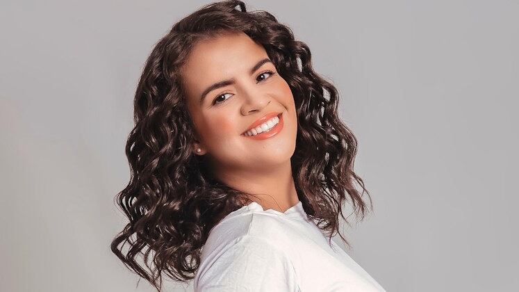 Cantora e atriz

A artista de rua Ju Rosario, de 30 anos, começou a cantar aos 13, quando seus pais a colocaram na aula de música, após ter saído de um relacionamento abusivo, e, desde então, não parou mais. Com intuito de dar voz a outras mulheres que vivenciaram situações semelhantes a dela, ela usa seu talento para cativar outras pessoas. A semifinalista também é atriz e já participou de peças, como A Pequena Sereia e A Bela e a Fera