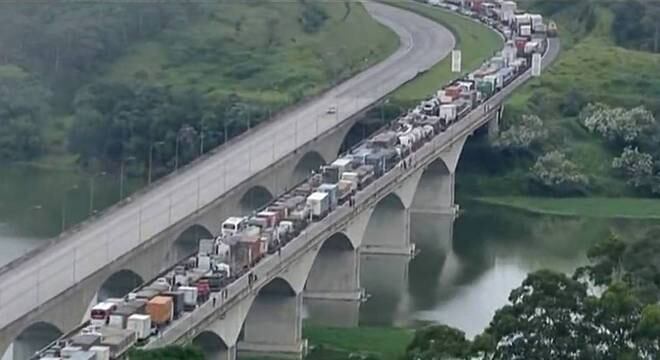 Protesto interditou dois sentidos do Rodoanel e deixa pelo menos 6 km de lentidão