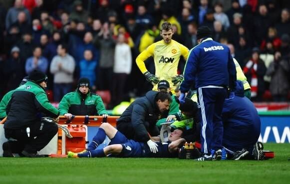 Phil Jones saiu desacordado de campo após uma dividida