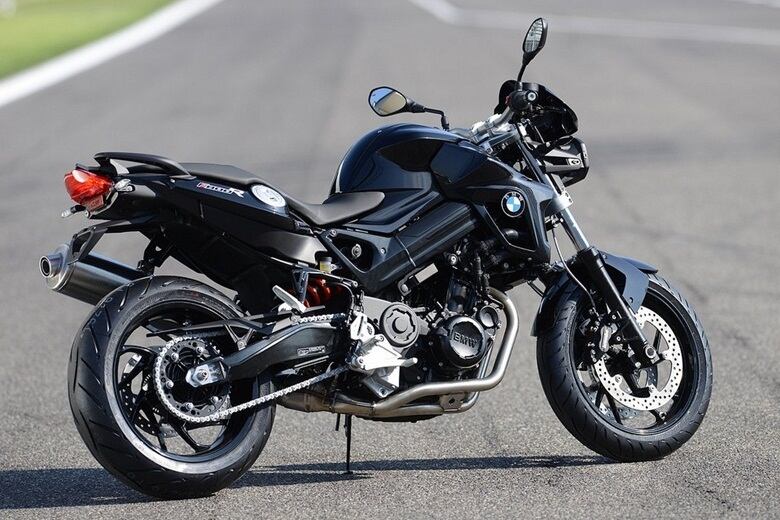 BMW F 800 R — com motor bicilíndrico e ágil nas retomadas, nova 800 R vem com 90 cavalos (ante 87) e, segundo a montadora, o modelo atinge os 200 km/h. A tônica mesmo ficou no visual do motoca, que ganhou farol no formato diamante hexagonal. A naked chega no Brasil em pacote único, com preço de R$ 37.900 com ABS