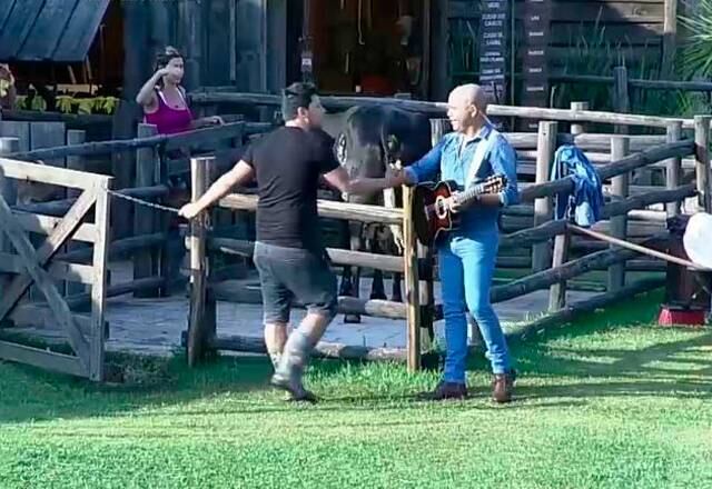 Rick Sollo
O cantor Rick Sollo visitou os peões da oitava edição de A Fazenda. Ele cantou algumas músicas e ainda levou uma carta de um ex-participante que emocionou a galera!