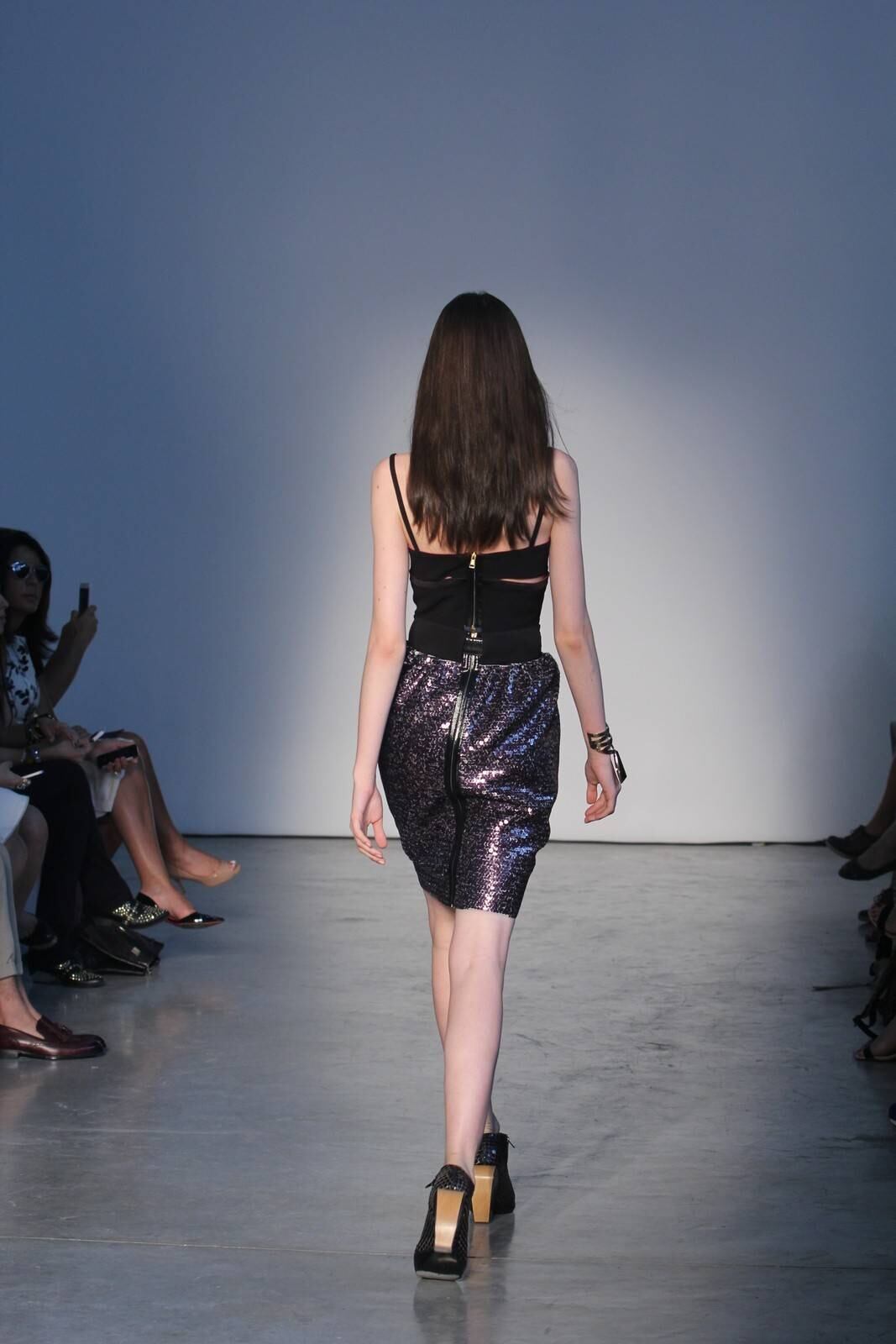 O segundo dia de desfiles da temporada inverno 2015 da São Paulo Fashion Week começou com a coleção do estilista Pedro Lourenço, nesta terça-feira (4). As modelos entraram na passarela após uma hora de atraso e vestiram peças feitas de diferentes materiais, que iam desde os trabalhos com paetês até detalhes com argolas de meta. Além dos casacos e saias que deram um ar sexy à coleção, as sandálias com saltos largos, arredondados e amarrações no tornozelo também foram destaque na passarela