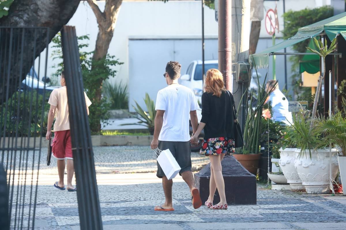Sophia Abrahão e Sérgio Malheiros, que não assumem romance, são fotografados andando de mãos dadas
