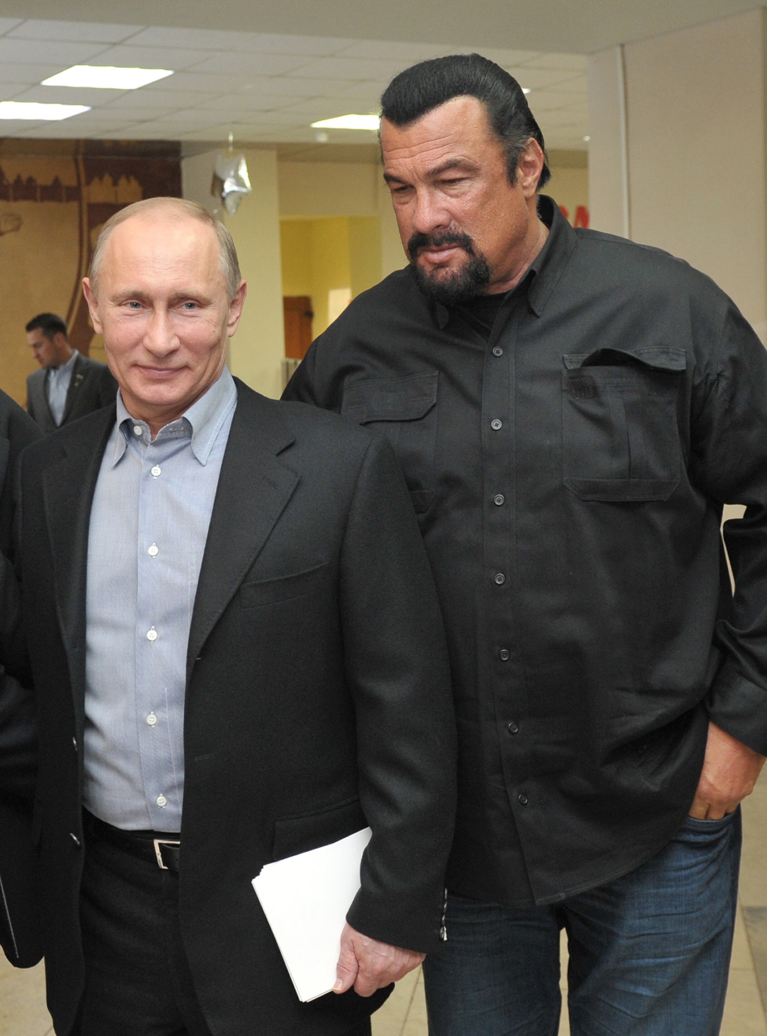 O presidente russo Vladimir Putin posou ao lado do ator Steven Seagal durante a inauguração do centro esportivo