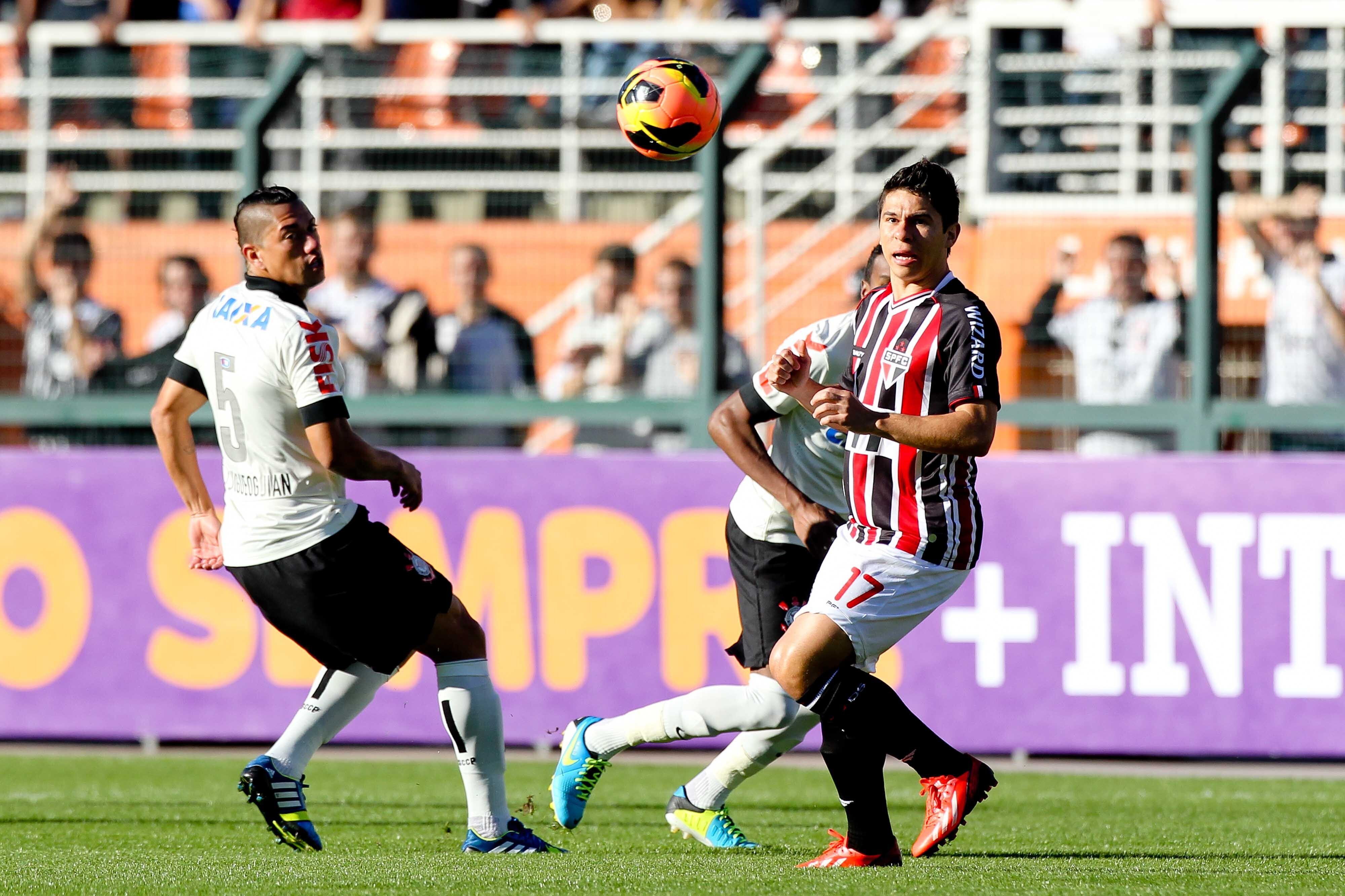 Osvaldo, do São Paulo, e o corintiano  Ralf observam a bola em clássico no Pacaembu