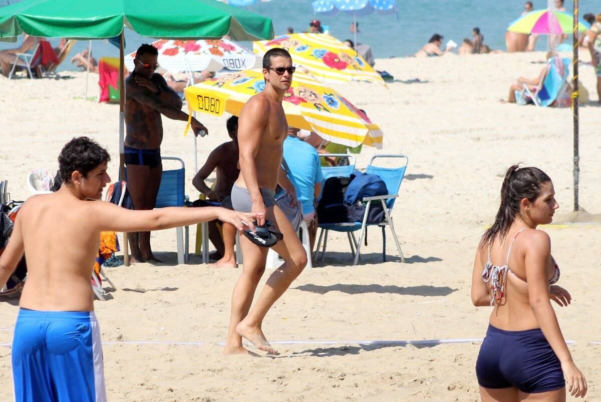 Ele foi flagrada deixando a praia e caminhando pela orla 