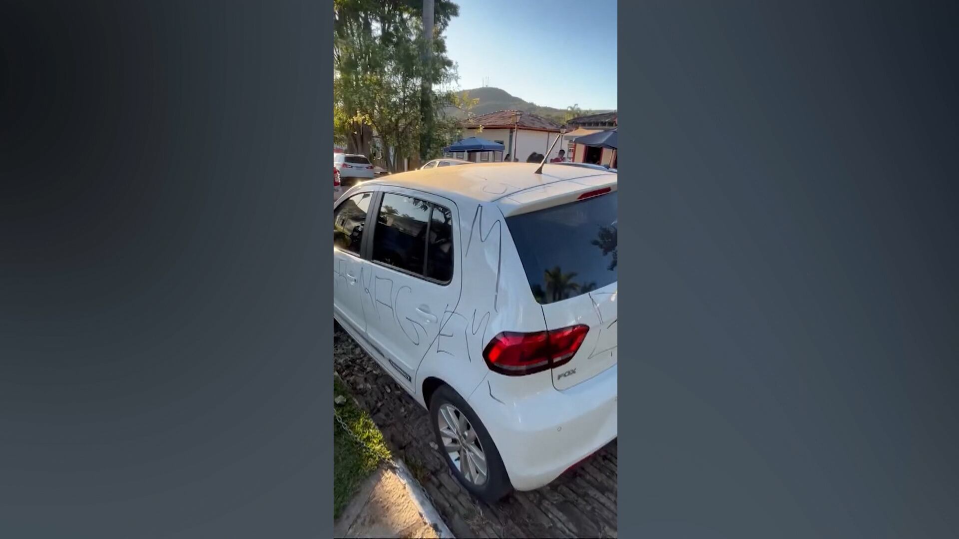 'Respeite a garagem': motoristas têm carros pichados ao parar em local proibido em Goiás
