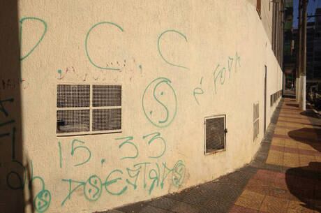 Pichação recente na esquina das ruas Guaianases e General Rondon, ao lado da praça Princesa Isabel