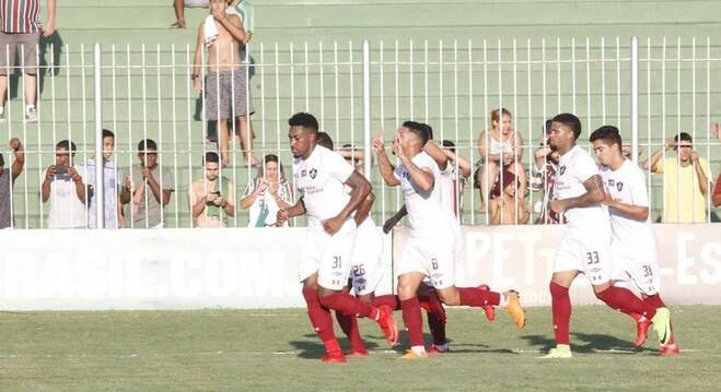 Jogadores do Flu comemoram gol no empate com a Cabofriense