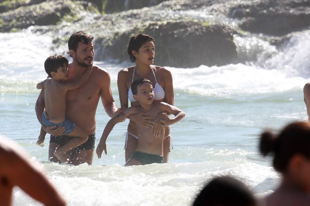 Sophie Charlotte e Daniel de Oliveira se divertem em praia com a família