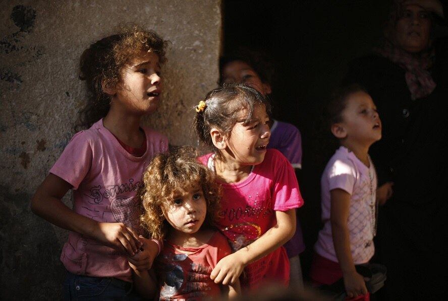 Os conflitos modernos são travados em ruas e escolas, deixando pouco de pé. Cada vez mais crianças morrem, e o próprio conceito de infância está sendo destruído.

Israel alega que não atinge civis intencionalmente, mas Gaza é um pedaço de terra estreito, densamente povoado e, agora, perigoso, onde crianças não têm onde se proteger.

O Hamas e outros grupos armados palestinos negam o uso de civis como escudos humanos, mas a BBC presenciou foguetes sendo disparados de dentro de prédios e em áreas abertas