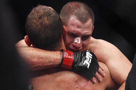 Cigano Velasquez impôs uma verdadeira surra em Junior 'Cigano'