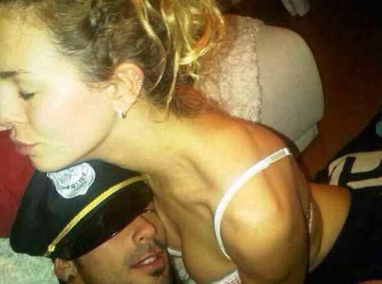 O atacante argentino Ezequiel Lavezzi, do PSG, da França, se complicou ao ter fotos íntimas com a namorada vazadas na internet. Nas imagens, o casal aparece bem próximo e para lá de à vontade. O craque, no entanto, está longe de ser o primeiro boleiro a se envolver em um escândalo sexual. Relembre outros a seguir...