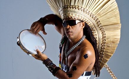 Carlinhos Brown se apresenta no Museu du Ritmo