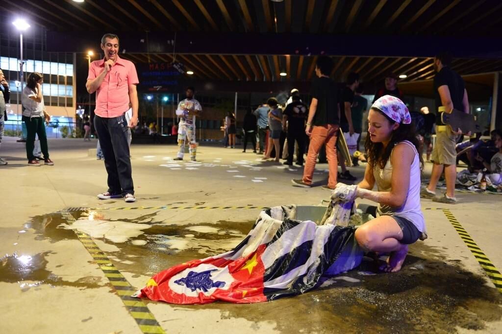 Espectador observa a performance da atriz Débora Tieppo na Satyrianas. Leia mais no blog Atores & Bastidores, por Miguel Arcanjo Prado!