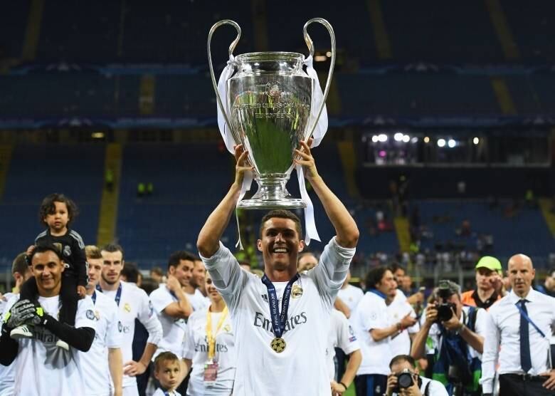 1 - Cristiano Ronaldo
Principal
estrela do galáctico elenco do Real Madrid, Cristiano Ronaldo é o atleta mais
bem pago da atualidade. Nos últimos 12 meses, o salário do craque foi de 56
milhões de dólares, além de outros 32 milhões em contratos publicitários. Ao
todo, o português recebeu 88 milhões de dólares, o equivalente a mais de R$ 306 milhões