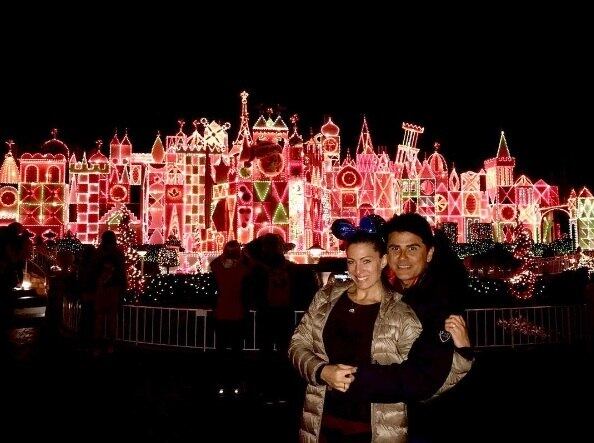 As luzes da Disney ao fundo proporcionaram um clima de romance ao clique