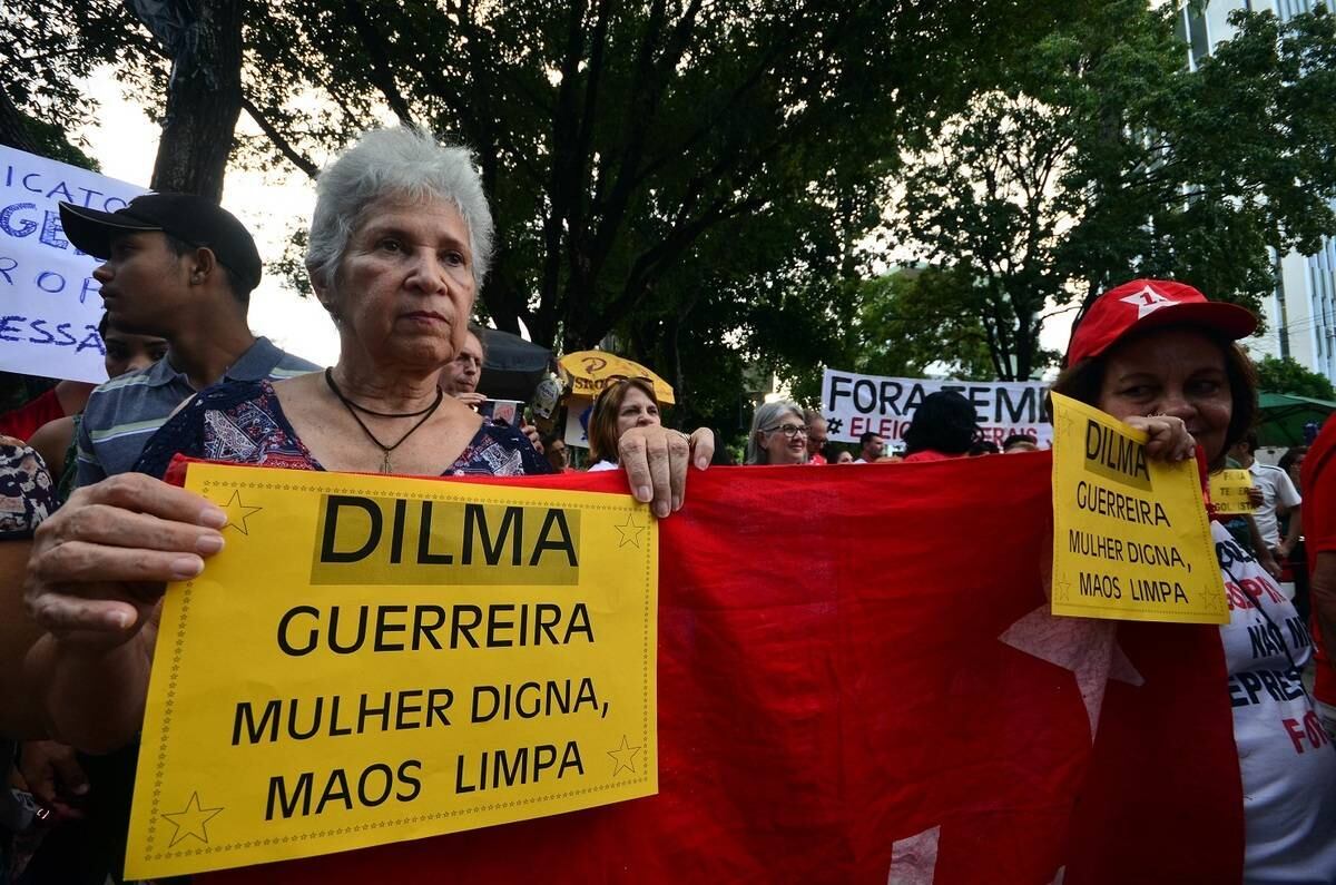 Cerca de duas mil pessoas, segundo a coordenação da Frente Brasil Sem Medo, participaram do ato em defesa da presidente afastada Dilma Rousseff também em Recife. A mobilização começou às 15h, na Praça do Derby, na região central de Recife, e seguiu até o final da tarde