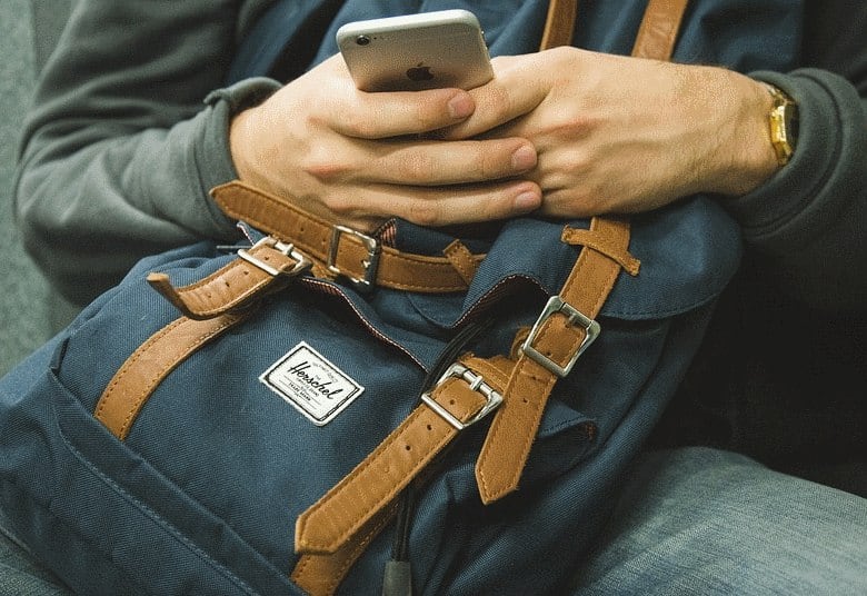 É difícil encontrar alguém que não esteja conectado quase que o dia inteiro nas redes sociais. Os aplicativos de mensagens são os mais usados, mas podem também ser a causa de sérios problemas de saúde, como mostra uma reportagem do SP No Ar