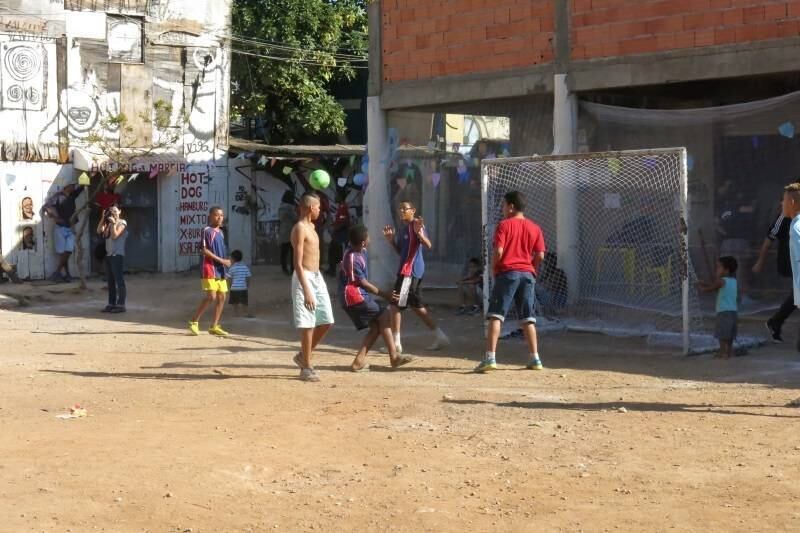 Moradores também jogaram futebol no dia da estreia da seleção brasileira na Arena Corinthians. Leia mais