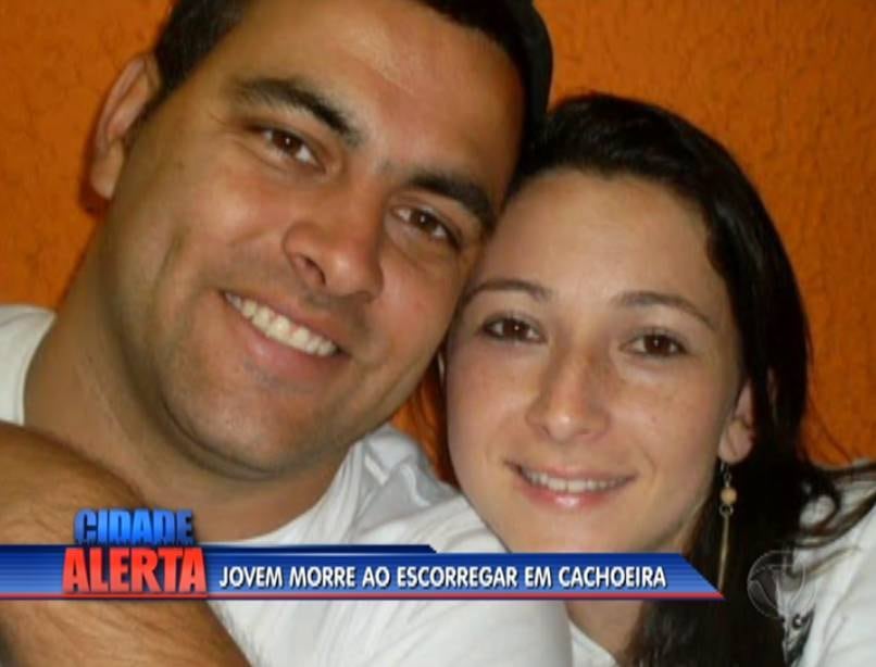 Uma jovem de 32 anos morreu em Campos de Goytacazes após escorregar e cair em uma cachoeira. Bárbara Meireles Barbosa tentou tirar uma selfie na beirada da queda d'água, mas perdeu o equilíbrio. O corpo da jovem foi encontrado algumas dezenas de metros abaixo do ponto em que ela estava com amigos, em meio às pedras