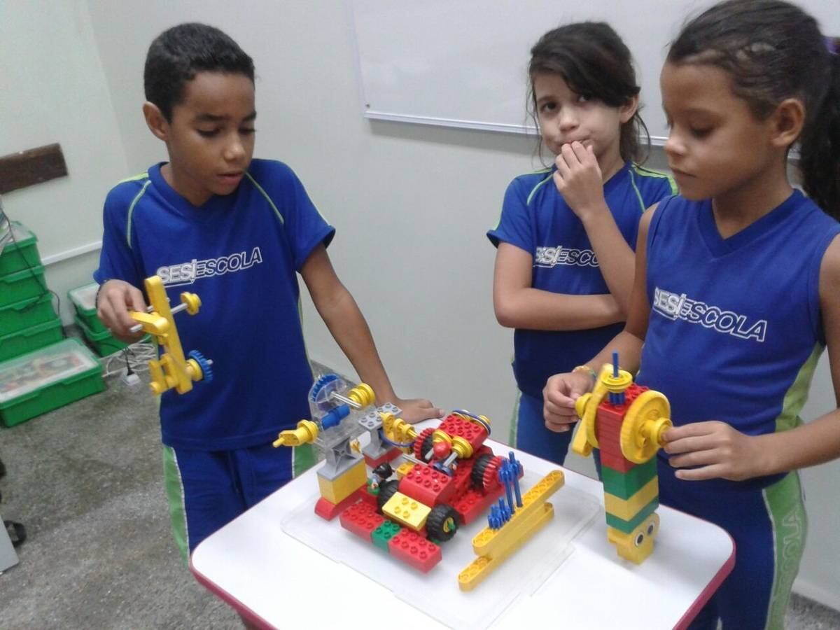 No Sesi Escola de Várzea Grande, em Mato Grosso,
Lego é mais do que uma diversão. O popular brinquedo de encaixe faz parte da
grade curricular, conforme explica a diretora da instituição Velma Regina Venturelle
Alves.

 



— A metodologia Lego está
na nossa grade curricular como disciplina a ser trabalhada com os alunos desde
o ensino fundamental ao médio. Ele estimula o raciocínio lógico, o trabalho em
equipe, a questão da oralidade e da
pesquisa